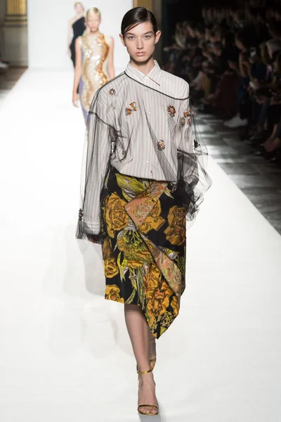 Look 60